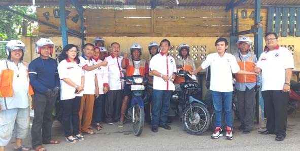 Pengurus Perindo Jambi foto bersama tukang ojek.